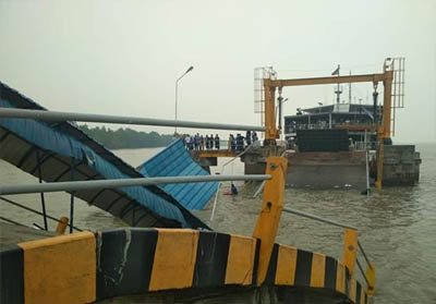 Pelabuhan Tanjung Buton, Kabupaten Siak, ambruk dan tenggelam ke laut. Satu petugas ikut tenggelam dan masih dicari.