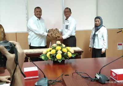   Bupati saat menyerahkan laporan LKPD kepada BPK RI Perwakilan Provinsi Riau di Ruang Rapat Kalan Kantor BPK Perwakilan Provinsi Riau.  