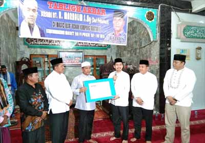 Seremonial penyerahan bantuan renovasi Masjid Assa’adah di Kampung Buatan, Siak.