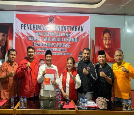 Bacalon Walikota Pekanbaru Rahmansyah saat kembalikan formulir pendaftaran ke PDIP, Jumat (10/5/2024) (foto:istimewa) 