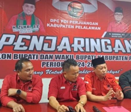 Ketua DPC PDI perjuangan Kabupaten Pelalawan, Syafrizal (kanan) saat membuka penjaringan calon kepala daerah (foto/andi)