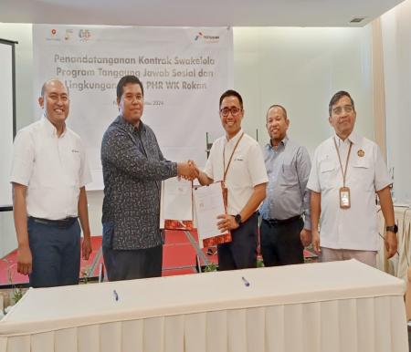 PT Pertamina Hulu Rokan (PHR) menandatangani kontrak swakelola Program TJSL bersama mitra pelaksana di Pekanbaru (foto/ist)
