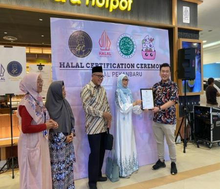 Penyerahan Sertifikat Halal oleh Direktur LPPOM MUI Provinsi Riau Sofia Anita kepada Founder GC Korean BBQ & Hotpot-Cols Froyo, Fanny Setiadi Faizal (foto/Yuni)
