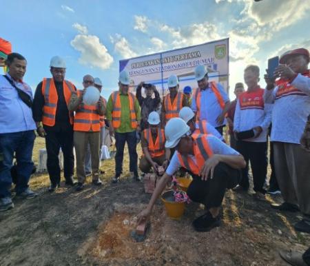 Walikota Dumai H Paisal melakukan peletakan batu pertama pembangunan Stadion di Kelurahan Tanjung Palas (foto/bambang)