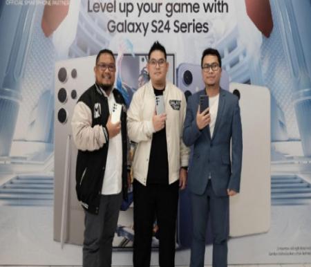 Para profesional caster dan analis esports bersama Samsung Galaxy S24.(foto: istimewa)