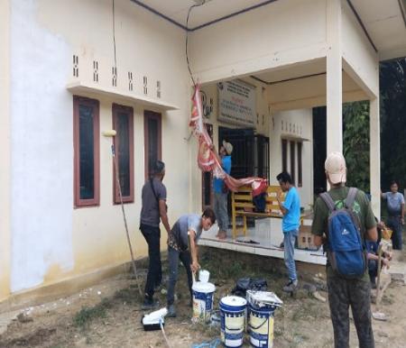 Karyawan RAPP Estate Ukui goro bersama masyarakat bersihkan Kantor Desa Kesuma.(foto: istimewa)