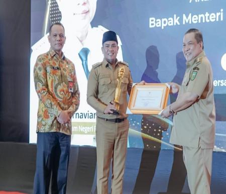 Bupati Zukri terima penghargaan Terbaik I Pembangunan Daerah Provinsi Riau Tahun 2024 (foto/Andi)