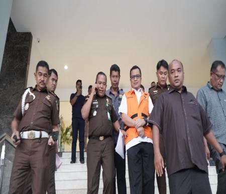 Kadisdik Riau saat dieksekusi Kejati Riau dalam kasus dugaan korupsi di Setwan DPRD Riau.(foto: sri/halloriau.com)