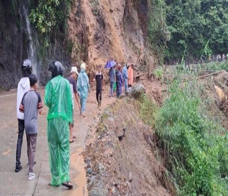 Jalur Padang-Solok di daerah Sitinjau Lauik kembali dilanda longsor (foto/int)