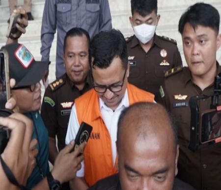 Kadisdik Riau pakai rompi orange usai jadi tersangka korupsi di Setwan DPRD Riau.(foto: sri/halloriau.com)