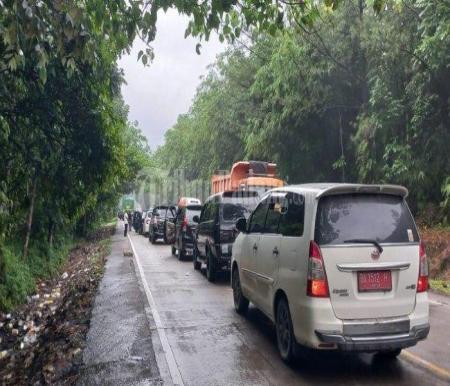 Kemacetan total akibat longsor di Sitinjau Lauik, Sumbar (foto/tribunpadang)