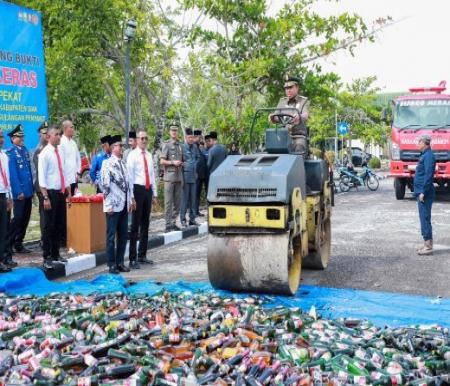 Ribuan botol Miras hasil razia Pekat di Siak dimusnahkan (foto/diana)