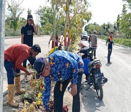 Pembersihan Jalan Lintas Perkantoran Batu Enam pasca banjir sungai rokan.(foto: afrizal/halloriau.com)