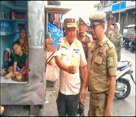 Tim Unit Reaksi Cepat (URC) Satuan Polisi Pamong Praja dan Pemadam Kebakaran Kepulauan Meranti mengambil tindakan tegas menyita minuman tuak