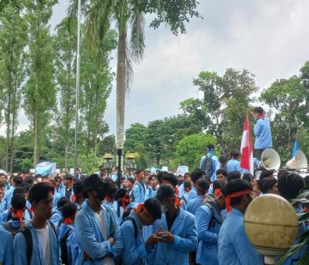 Mahasiswa Universitas Riau demo Rektorat (foto/Dini)