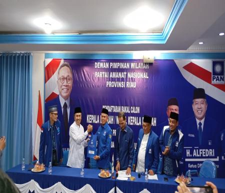 Syamsuar saat mengembalikan formulir penjaringan bacalon Gubri ke DPW PAN Riau, Jumat (17/5/2024) (foto:rinai/halloriau) 