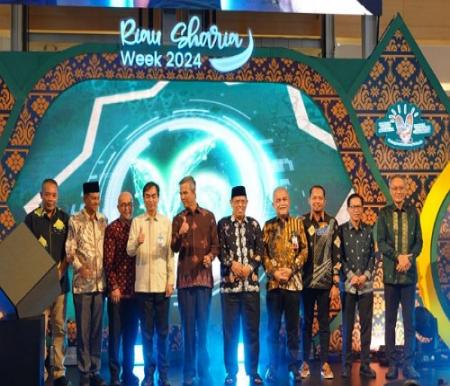 Asisten II Setdaprov Riau M Job Kurniawan, bersama Kepala BI Riau Panji Ahmad saat launching Riau Sharia Week 2024.(foto: mcr)
