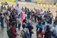 Massa Kepung Kejagung, Tuntut Program MBG dan BGN Dibubarkan