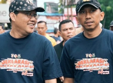 Pjs Bupati Kuansing mengikuti kegiatan Jalan Sehat yang diselenggarakan oleh Bawaslu Kuansing, di Lapangan Limuno Teluk Kuantan, Minggu (8/10/2024).