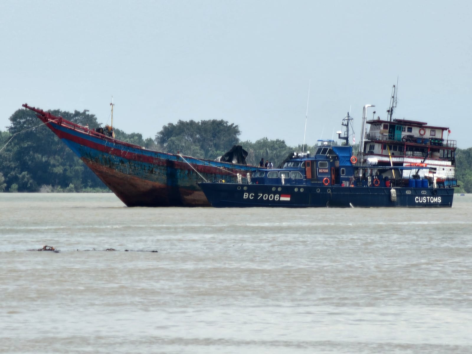 Tampaknya kapal patroli Bea Cukai bersandar di kapal KLM Cahaya Indah yang diduga membawa puluhan kilo narkotika jenis sabu-sabu