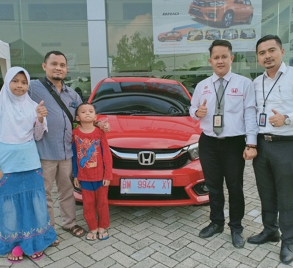 Penyerahan unit mobil Honda Brio.