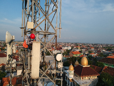 Teknisi XL Axiata sedang melakukan pemeliharaan perangkat BTS di salah satu area pemukiman penduduk di Surabaya, Jawa Timur beberapa waktu lalu.