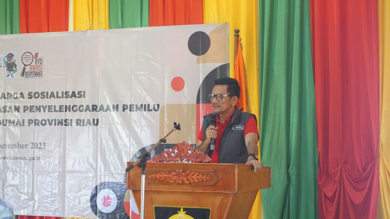 Anggota Bawaslu Riau Indra Khalid dalam kegiatan forum warga (foto/ist)