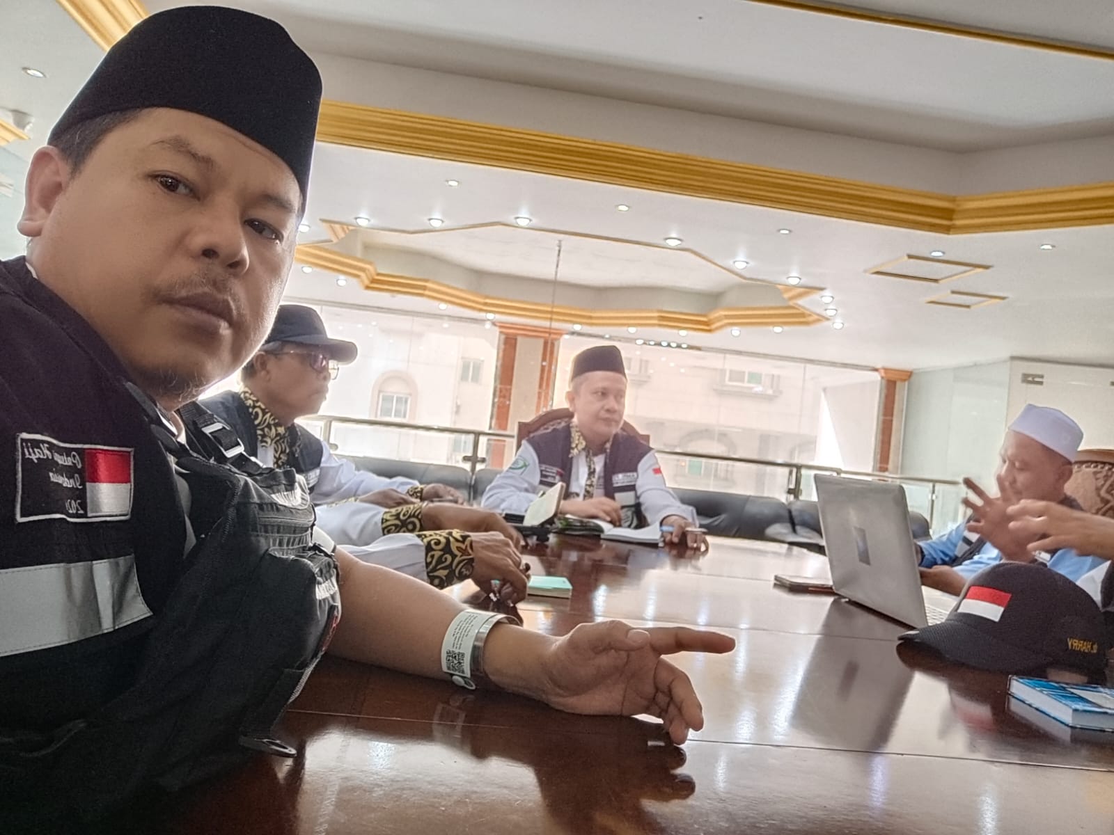 Ketua kloter 12 BTH  Pelalawan-Kepulauan Meranti, Amri Fitra memimpin rapat (foto/Andi)