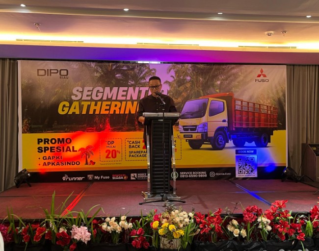 Branch Manager DIPO Riau, Burhanuddin Cheng memberikan kata sambutan dalam acara Segmented Gathering bersama Gapki dan Apkasindo Riau di Novotel Pekanbaru, Jumat (7/3/2025). 