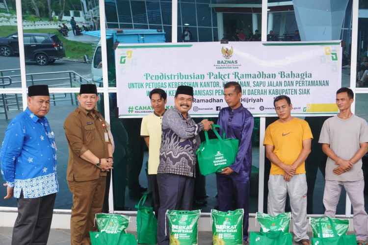 Pemkab Siak bersama Baznas salurkan 1.861 paket Ramadan bahagia (foto/diana)