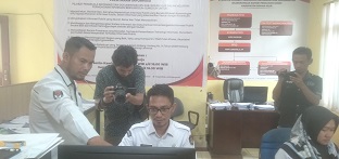 Ketua KPU Rohil, Supriyanto melihat identitas warga yang terdaftar sebagai anggota parpol di akun Sipol. (foto/zal)