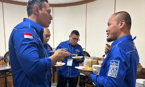 Agung dan AHY berbincang, Minggu (9/7/2023).(foto: rinai/halloriau.com)