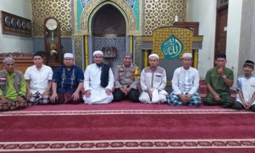 Personel Polsek Pekanbaru Kota mengajak masyarakat ciptakan Pemilu damai.(foto: istimewa)