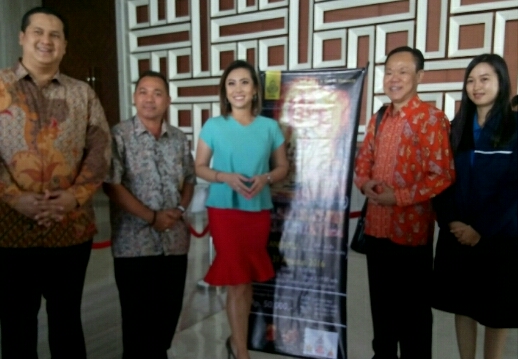 Komunikator nomor 1 Indonesia, Dr Ponijan Liaw M Pd, Presenter TV, Donny de Keizer dan Penyiar di CNN Indonesia, Olivia Marzuki dan  Pengurus DPD Pemuda Theravada Indonesia (Patria) Provinsi Riau, Dewi foto bersama.