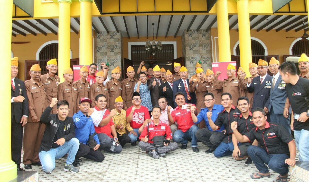 Serahkan Sembako dan Uang Tunai, Agung Toyota Ajak Veteran Naik Avanza