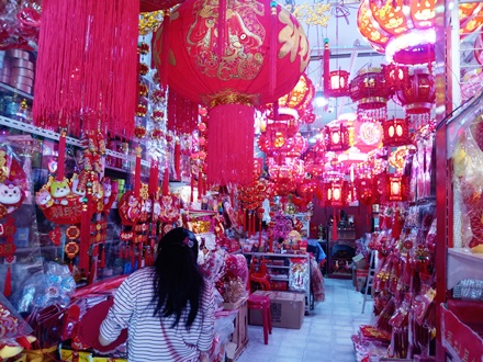 Masyarakat Tionghoa di Pekanbaru berburu ragam pernak pernik Imlek bertema Naga Kayu.(foto: meri/halloriau.com)