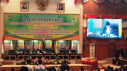 Paripurna pelantikan PAW 2 anggota DPRD Riau.(foto: magang2/halloriau.com)