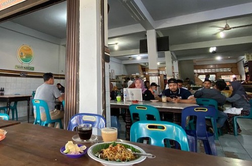 Kedai kopi tetap buka saat siang hari di bulan Ramadan.(ilustrasi/int)