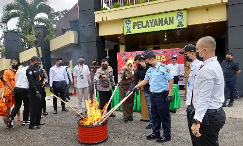 Wakapolres Kuansing, Kompol Lilik memimpin pemusnahan barang bukti narkoba di Mapolres Kuansing.(foto: ultra/halloriau.com)