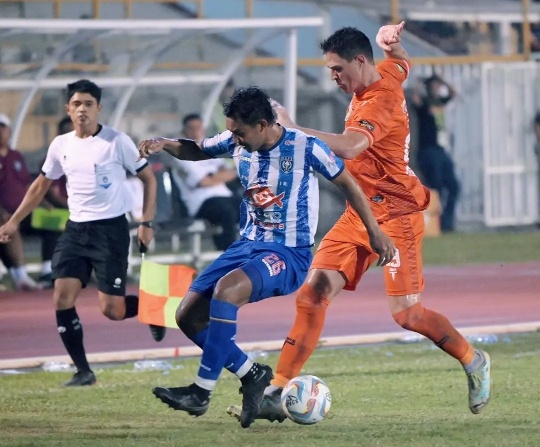 Pemain PSPS Riau berduel dengan Persiraja Banda Aceh di laga perdana Liga 2 (foto/dok.PSPS)