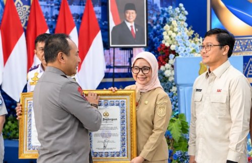 Kepala Bapenda Provinsi Riau, Ninno Wastikasari terima penghargaan Polda Riau (foto/int)