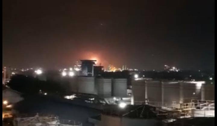 Kilang minyak Pertamina RU II Dumai meledak dan terbakar, Sabtu malam tadi.(foto: int)