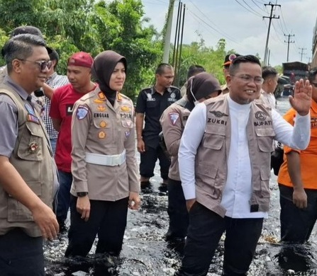 Bupati Zukri saat mengecek banjir di Pelalawan, Riau beberapa waktu lalu.