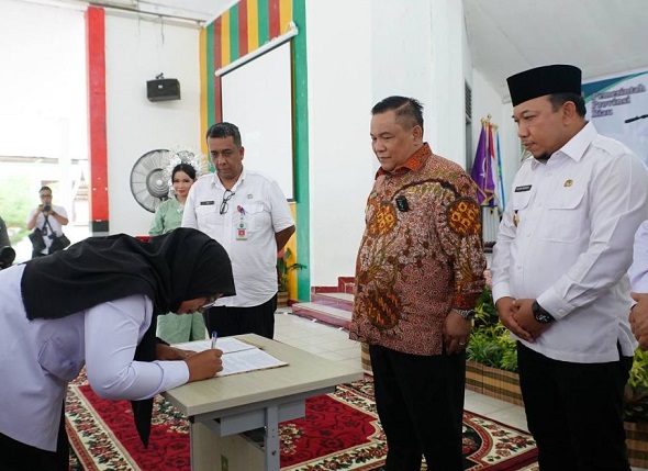 Penyerahan SK PPPK bagi guru SMA, SMK, dan SLB Negeri di lingkup Pemprov Riau yang mengabdi di Kabupaten Siak, Rabu (26/6).
