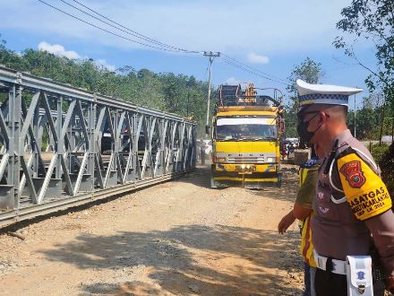 Pemasangan jembatan bailey di Jalan Lintas Riau-Sumbar, XIII Koto Kampar.(foto: mcr)