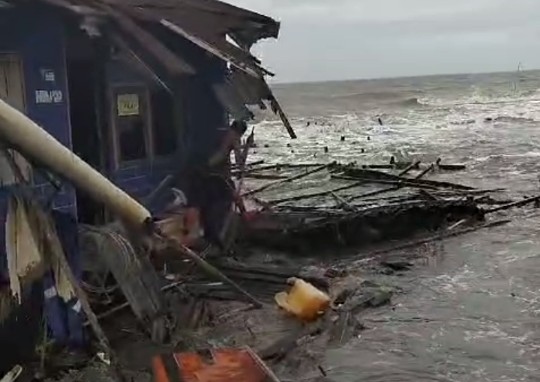 Gelombang pasang sapu pemukiman warga di Desa Kuala Selat, Inhil (foto/int)