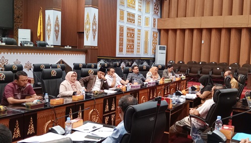 Hearing Komisi II DPRD Pekanbaru bersama PDAM Tirta Siak.(foto: mimi/halloriau.com)