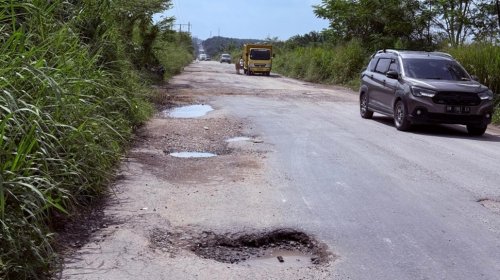 Jalan Simpang Minas–Simpang Pemda–Simpang Tualang Timur rusak.(ilustrasi/int)