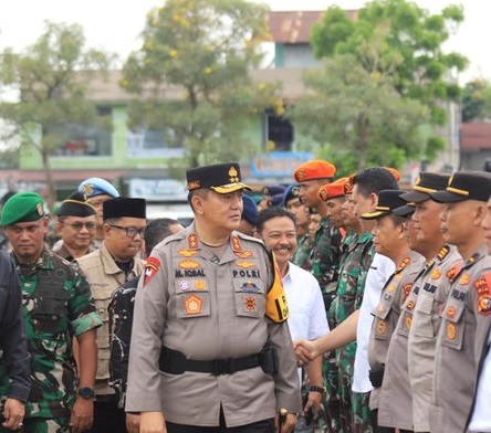 Kapolda Riau Irjen Mohammad Iqbal memeriksa pasukan dalam Apel Operasi Mantap Praja Lancang Kuning jelang Pilkada 2024.