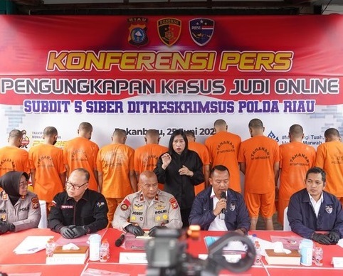 Polda Riau menangkap 12 tersangka terkait perjudian online di Kota Pekanbaru.